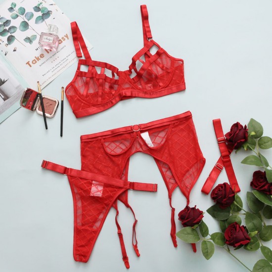 Este charmoso conjunto de lingerie convida à intimidade com um toque refinado e sensual. Combina paixão e sofisticação para um visual inesquecível. O conjunto inclui sutiã, calcinha fio dental e cinta-liga. Disponível co