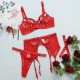 Este charmoso conjunto de lingerie convida à intimidade com um toque refinado e sensual. Combina paixão e sofisticação para um visual inesquecível. O conjunto inclui sutiã, calcinha fio dental e cinta-liga. Disponível co