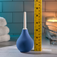 Este modelo de ducha anal simples é perfeito para uma limpeza anal suave e desmonta-se para facilitar a limpeza e o armazenamento. Altura: 5,44” / 13,8 cmProfundidade: 2,35" / 6 cmLargura: 2,35" / 6 cmComprimento inserív