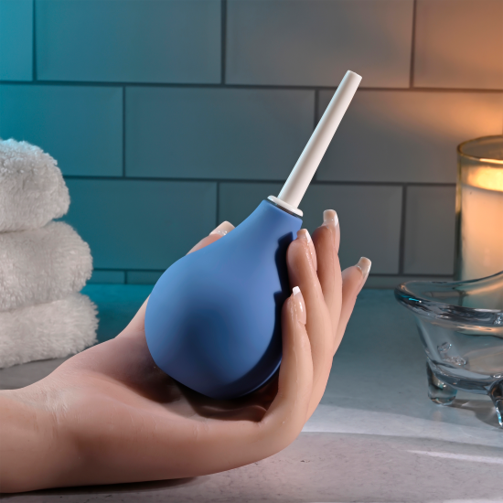 Este modelo de ducha anal simples é perfeito para uma limpeza anal suave e desmonta-se para facilitar a limpeza e o armazenamento. Altura: 5,44” / 13,8 cmProfundidade: 2,35" / 6 cmLargura: 2,35" / 6 cmComprimento inserív