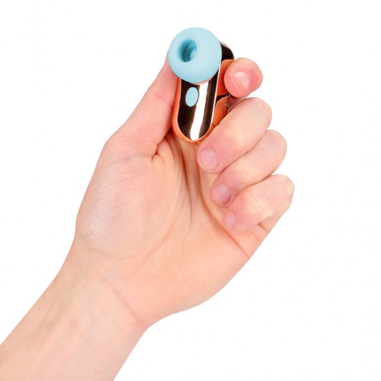 O Budsie é um vibrador pequeno, em formato de fone de ouvido, repleto de recursos. Com 10 funções de vibração, um motor F1 avançado e a tecnologia AirTap®, ele proporciona 5 sensações de vibração e sucção através de uma