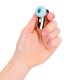 O Budsie é um vibrador pequeno, em formato de fone de ouvido, repleto de recursos. Com 10 funções de vibração, um motor F1 avançado e a tecnologia AirTap®, ele proporciona 5 sensações de vibração e sucção através de uma