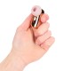 O Budsie é um vibrador pequeno, em formato de fone de ouvido, repleto de recursos. Com 10 funções de vibração, um motor F1 avançado e a tecnologia AirTap®, ele proporciona 5 sensações de vibração e sucção através de uma