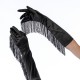 Torne cada gesto inesquecível com estas luvas de ópera de cetim, com franjas divertidas que balançam a cada movimento. Suaves, sensuais e feitas para provocar, elas adicionam um toque ousado e sedutor a qualquer look de