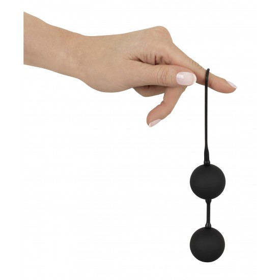 Bolas de amor preto com balas de aço rotativas internas. Comprimento total 10 cm, mais loop de retração de 9,5 cm. Bola ø aprox. 3,5 cm. Material: silicone, ABS, metal, isento de ftalatos de acordo com a regulamentação d