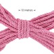 Entre no jogo de bondage, dominante (ou submisso) e mergulhe em um mundo totalmente novo e emocionante com esta corda resistente de inspiração japonesa. Esta corda de 10 metros de comprimento é sensual, sedosa e fácil de