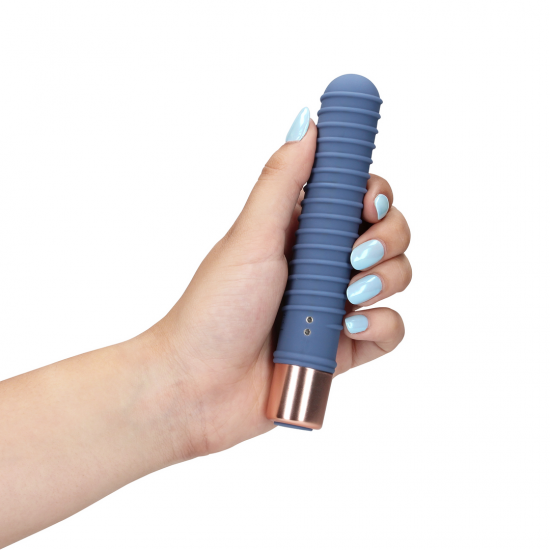 Mini Vibrador com Textura - Loveline - Azul O Mini Vibrador Loveline possui 10 modos de vibração, é recarregável e à prova d'água. Feito em silicone ultra macio e ABS é seguro para o corpo, este vibrador foi concebido para incontáveis horas de prazer para si e par