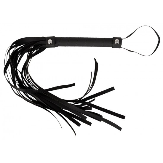 Flogger preto com alça enrolada e prática presilha para o pulso. Ele se sente seguro na mão e as folhas macias podem ser usadas para carícias ou palmadas sensuais. Fabricado em imitação de pele de alta qualidade (poliure