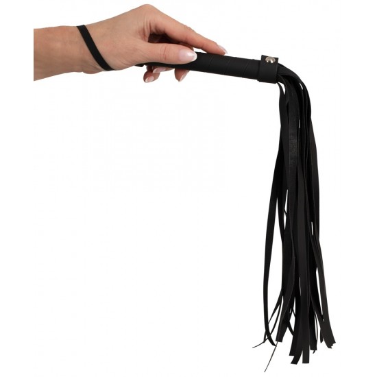 Flogger preto com alça enrolada e prática presilha para o pulso. Ele se sente seguro na mão e as folhas macias podem ser usadas para carícias ou palmadas sensuais. Fabricado em imitação de pele de alta qualidade (poliure