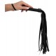 Flogger preto com alça enrolada e prática presilha para o pulso. Ele se sente seguro na mão e as folhas macias podem ser usadas para carícias ou palmadas sensuais. Fabricado em imitação de pele de alta qualidade (poliure