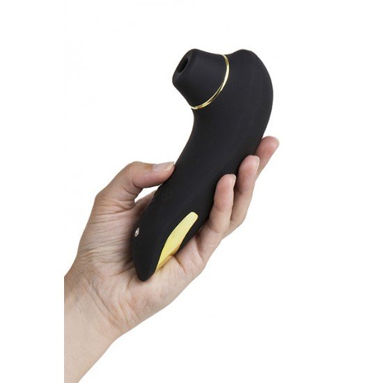 Gale é um dispositivo de sucção ideal para estimulação intensa do clitóris por meio de ondas de pressão suaves. A sua cor preta e dourada confere-lhe um toque elegante e muito ergonómico, pois adapta-se à palma da mão pa