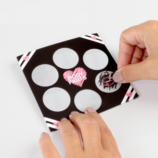 FÃS DE PRELIMINARES! AMANTES DE RASPADINHAS! é o jogo de raspar onde você descobrirá novas maneiras de curtir as preliminares. Raspe uma opção de cada categoria (lugares, horários, ações, partes do corpo) e faça a combin