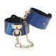 Florence Collection - Algemas Tornozelos - Azul Os Florence Collection Algemas Tornozelos da Ouch! são ajustáveis em tamanho e são facilmente fixados juntos ou em outros objetos. Feitos de couro sintético, eles apresentam um acabamento iridescente em seu hardware, d