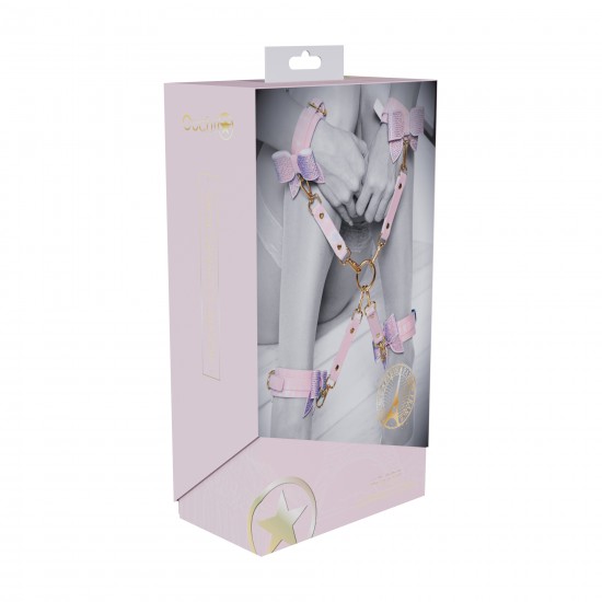Paris Collection - Hogtie Connectors - Pink Combine suas algemas de pulso e tornozelo favoritas com esta coleção 4-WAY Paris Hogtie da Ouch!. A contenção de corpo inteiro nunca foi tão fácil. Feitos de couro colado, eles apresentam um acabamento iridescente em seu