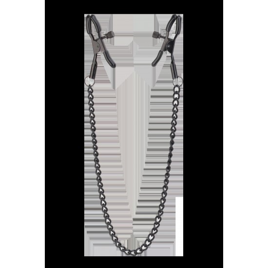 Um conjunto de grampos de mamilos em metal preto, cada um numa corrente de 20 cm de comprimento.Os grampos possuem capas de PVC para proteger a pele.A pressão pode ser ajustada com os parafusos, para um uso ainda mais pr