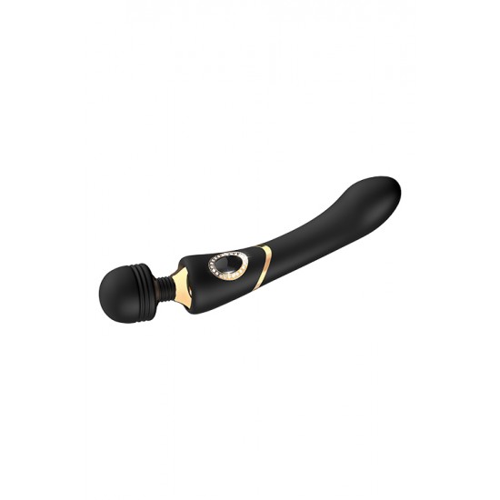 O estimulador wand Monica da coleção Prestige da Dream Toys é uma varinha preta com detalhes elegantes em dourado, um botão em forma de diamante, um cabo firme e resistente, uma cabeça arredondada e um pescoço flexível.