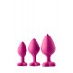 Este conjunto de 3 plugues de silicone é ótimo para usuários que desejam variar os tamanhos dos plugues ou que desejam treinar de pequeno a grande. Os plugues rosa têm uma pedra preciosa em forma de coração na base que f