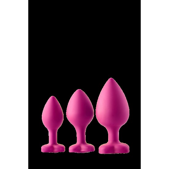 Este conjunto de 3 plugues de silicone é ótimo para usuários que desejam variar os tamanhos dos plugues ou que desejam treinar de pequeno a grande. Os plugues rosa têm uma pedra preciosa em forma de coração na base que f