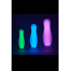 Plug anal que brilha no escuro da marca Radiant da Dream Toys, feito de silicone macio e semitransparente com uma forte ventosa para uso com as mãos livres. Interior rosa brilha roxo no escuro Exterior de silicone macio