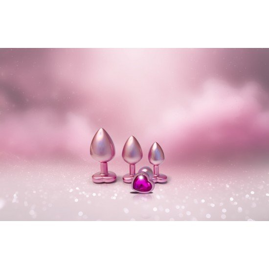 GLEAMING LOVE PEARL PINK PLUG SET A coleção Gleaming Love apresenta este conjunto de plug anais com acabamento em pérola rosa em 3 tamanhos, cada um com uma pedra preciosa. Feitos de alumínio leve e suave e sem costura, esses brinquedos de prazer são fác