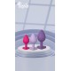 O conjunto Triple Heart da coleção Love Signal da Dreamtoys é um conjunto versátil de plugs anais projetado para treinamento e exploração graduais. Com três tamanhos (pequeno, médio e grande), cada plug é feito de silico