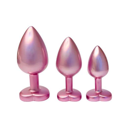 GLEAMING LOVE PEARL PINK PLUG SET A coleção Gleaming Love apresenta este conjunto de plug anais com acabamento em pérola rosa em 3 tamanhos, cada um com uma pedra preciosa. Feitos de alumínio leve e suave e sem costura, esses brinquedos de prazer são fác