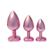 GLEAMING LOVE PEARL PINK PLUG SET A coleção Gleaming Love apresenta este conjunto de plug anais com acabamento em pérola rosa em 3 tamanhos, cada um com uma pedra preciosa. Feitos de alumínio leve e suave e sem costura, esses brinquedos de prazer são fác