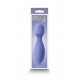 WAND REVEL NOMA PURPLE Noma by Revel oferece uma varinha discreta de tamanho divertido que cabe perfeitamente na palma da sua mão. Noma estimula com sensações suaves de sua cabeça contornada. Feito de silicone super macio, o Noma é i