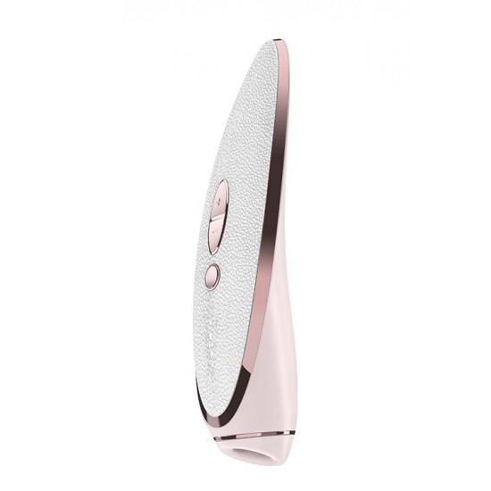 Estimulador Clitóris Pret-a-Porter Satisfyer Luxury Branco O melhor consolo de sempre agora numa versão luxuosa.Novo Satisfyer Luxury Prêt-à-porter de silicone medicinal, extra suave e aperfeiçoado com pele genuína e detalhes de metal nobre - simplesmente, porque tu podes e mere