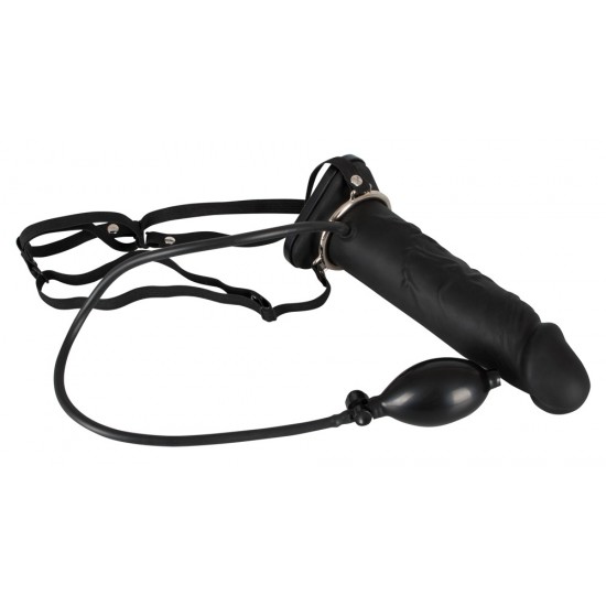 Strap-On Penis & Bomba Coloque o cinto, insira e divirta-se!Vibrador de cinta inflável resistente e oco por dentro. Com alças ajustáveis. Preto. Vibrador com 18,5 cm de comprimento, Ø interno 4,2 cm (não flexível), Ø externo pod