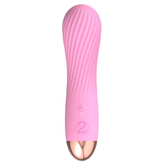 O pequeno vibrador para uma bolsa! Mini vibrador rosa com uma excitante textura ranhurada e uma textura aveludada de toque suave. Este mini vibrador é da segunda geração Cuties. Com 7 modos de vibração diferentes. Pode