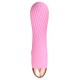 O pequeno vibrador para uma bolsa! Mini vibrador rosa com uma excitante textura ranhurada e uma textura aveludada de toque suave. Este mini vibrador é da segunda geração Cuties. Com 7 modos de vibração diferentes. Pode