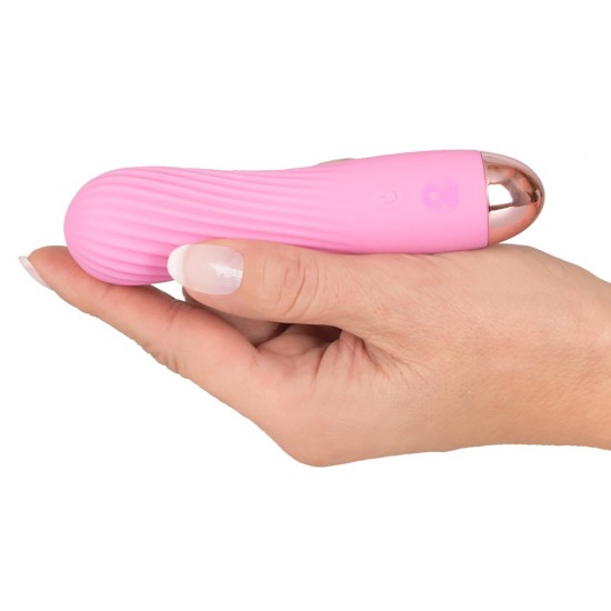 O pequeno vibrador para uma bolsa! Mini vibrador rosa com uma excitante textura ranhurada e uma textura aveludada de toque suave. Este mini vibrador é da segunda geração Cuties. Com 7 modos de vibração diferentes. Pode