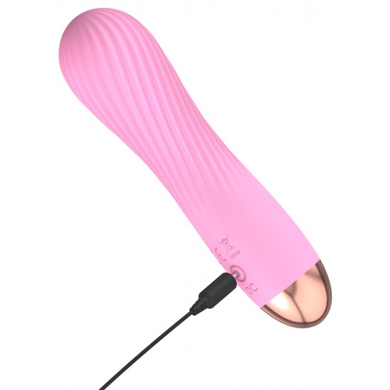 O pequeno vibrador para uma bolsa! Mini vibrador rosa com uma excitante textura ranhurada e uma textura aveludada de toque suave. Este mini vibrador é da segunda geração Cuties. Com 7 modos de vibração diferentes. Pode