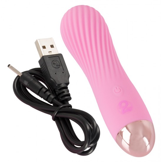 O pequeno vibrador para uma bolsa! Mini vibrador rosa com uma excitante textura ranhurada e uma textura aveludada de toque suave. Este mini vibrador é da segunda geração Cuties. Com 7 modos de vibração diferentes. Pode