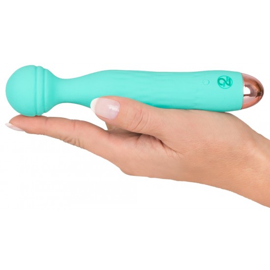 O pequeno massageador de bolsa! Mini vibrador verde com uma excitante textura sulcada na cabeça flexível. Este vibrador é dos Cuties de segunda geração. Com 7 modos de vibração diferentes. Ele pode ser recarregado com o