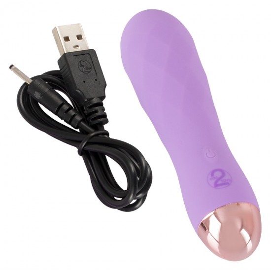 Cuties Mini Vibrador Purple 2 O pequeno vibrador para uma bolsa! Mini vibrador com textura excitante estimulante e textura aveludada de toque macio. O vibrador é da segunda geração Cuties. Com 7 modos de vibração diferentes. Pode ser recarregado com