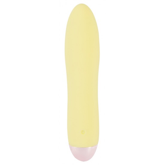 Cuties Mini Vibrador Amarelo Pequeno, mas poderoso! Mini vibrador amarelo em um design fino. Possui 7 modos de vibração e pode ser recarregado com o cabo USB incluso. Fácil de usar e com um design elegante. À prova dágua. Comprimento total 13,2