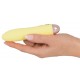 Cuties Mini Vibrador Amarelo Pequeno, mas poderoso! Mini vibrador amarelo em um design fino. Possui 7 modos de vibração e pode ser recarregado com o cabo USB incluso. Fácil de usar e com um design elegante. À prova dágua. Comprimento total 13,2