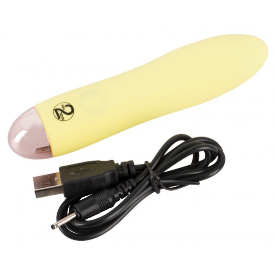 Pequeno, mas poderoso! Mini vibrador amarelo em um design fino. Possui 7 modos de vibração e pode ser recarregado com o cabo USB incluso. Fácil de usar e com um design elegante. À prova dágua. Comprimento total 13,2