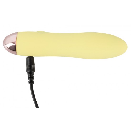 Cuties Mini Vibrador Amarelo Pequeno, mas poderoso! Mini vibrador amarelo em um design fino. Possui 7 modos de vibração e pode ser recarregado com o cabo USB incluso. Fácil de usar e com um design elegante. À prova dágua. Comprimento total 13,2