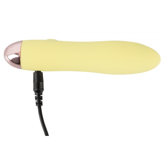 Pequeno, mas poderoso! Mini vibrador amarelo em um design fino. Possui 7 modos de vibração e pode ser recarregado com o cabo USB incluso. Fácil de usar e com um design elegante. À prova dágua. Comprimento total 13,2