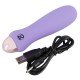 Mini vibrador roxo com bojo côncavo na ponta da haste. Possui 7 modos de vibração e pode ser recarregado com o cabo USB incluso. Fácil de usar e com um design elegante. À prova dágua. Comprimento total 12,5 cm, Ø 2,3