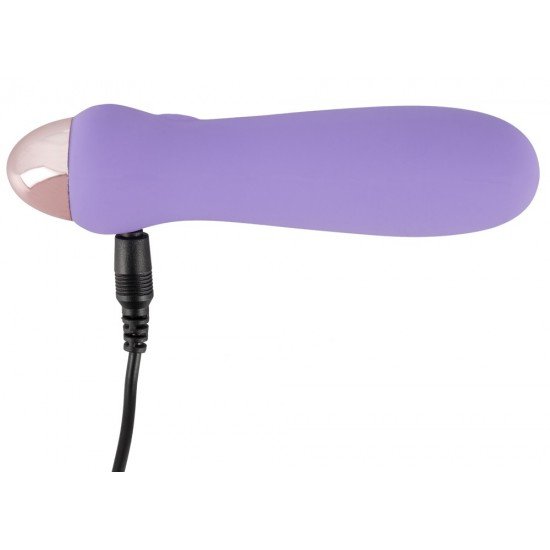 Mini vibrador roxo com bojo côncavo na ponta da haste. Possui 7 modos de vibração e pode ser recarregado com o cabo USB incluso. Fácil de usar e com um design elegante. À prova dágua. Comprimento total 12,5 cm, Ø 2,3