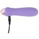 Mini vibrador roxo com bojo côncavo na ponta da haste. Possui 7 modos de vibração e pode ser recarregado com o cabo USB incluso. Fácil de usar e com um design elegante. À prova dágua. Comprimento total 12,5 cm, Ø 2,3