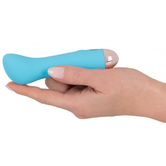 Mini vibrador azul com reentrância côncava na haste. Tem 7 modos de vibração diferentes e pode ser recarregado com o cabo USB incluído. Fácil de usar e com um design elegante. À prova dágua. Comprimento total 12,9 cm,