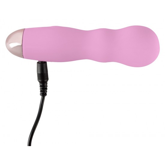 Mini vibrador rosa claro com duas reentrâncias côncavas na haste. Tem 7 modos de vibração diferentes e pode ser recarregado com o cabo USB incluído. Fácil de usar e com um design elegante. À prova dágua. Comprimento t