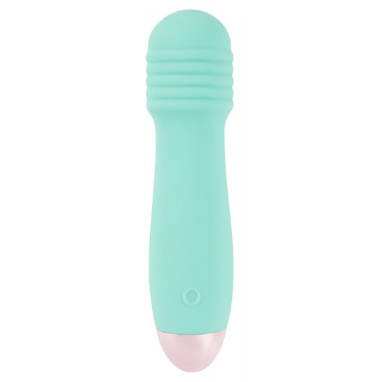 Mini vibrador verde com uma excitante estrutura ranhurada na cabeça. Tem 7 modos de vibração diferentes e pode ser recarregado com o cabo USB incluído. Fácil de usar e com um design elegante. À prova dágua. Comprimen