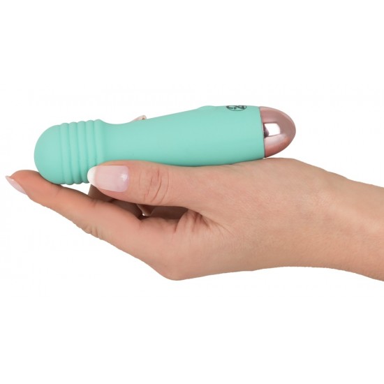 Mini vibrador verde com uma excitante estrutura ranhurada na cabeça. Tem 7 modos de vibração diferentes e pode ser recarregado com o cabo USB incluído. Fácil de usar e com um design elegante. À prova dágua. Comprimen