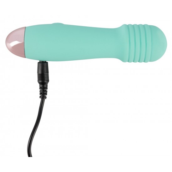 Mini vibrador verde com uma excitante estrutura ranhurada na cabeça. Tem 7 modos de vibração diferentes e pode ser recarregado com o cabo USB incluído. Fácil de usar e com um design elegante. À prova dágua. Comprimen